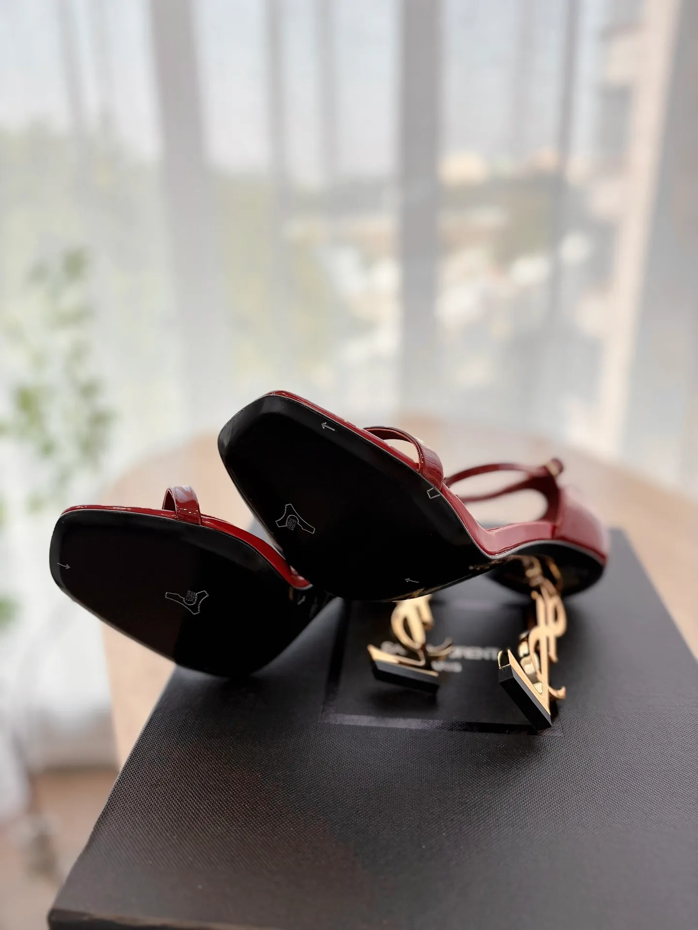 👟👟Ex-factory price 580👟👟 High version "SAINT LAUREN*" Saint Laurent YSL classic high-heeled shoes and sandals. Only YSL understands women's hearts best and does not accept refutation. It is a super invincible feminine artifact and a must-have for women (z-product full-body customization, own molded hardware accessories, perfect consistency). Compare the differences between pictures and products on the market ✔ Upper: Customized imported calf patent leather ✔Inner lining: imported 🐑 sheepskin ✔Sole: imported genuine leather outsole ✔Heel height: 10.5cm ✔Number of yards: 35-39 (40 can be customized and non-returnable) (Full set of packaging)